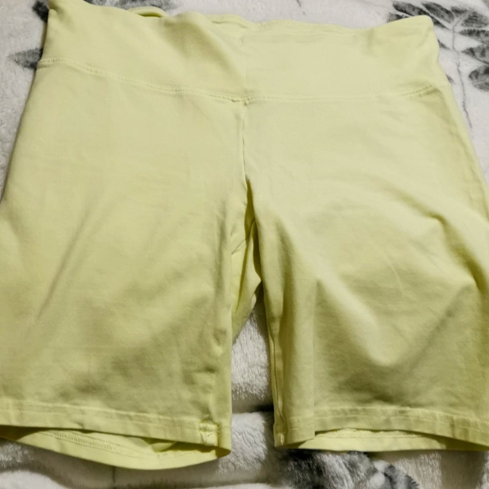 tna chill bike shorts in neon yellow